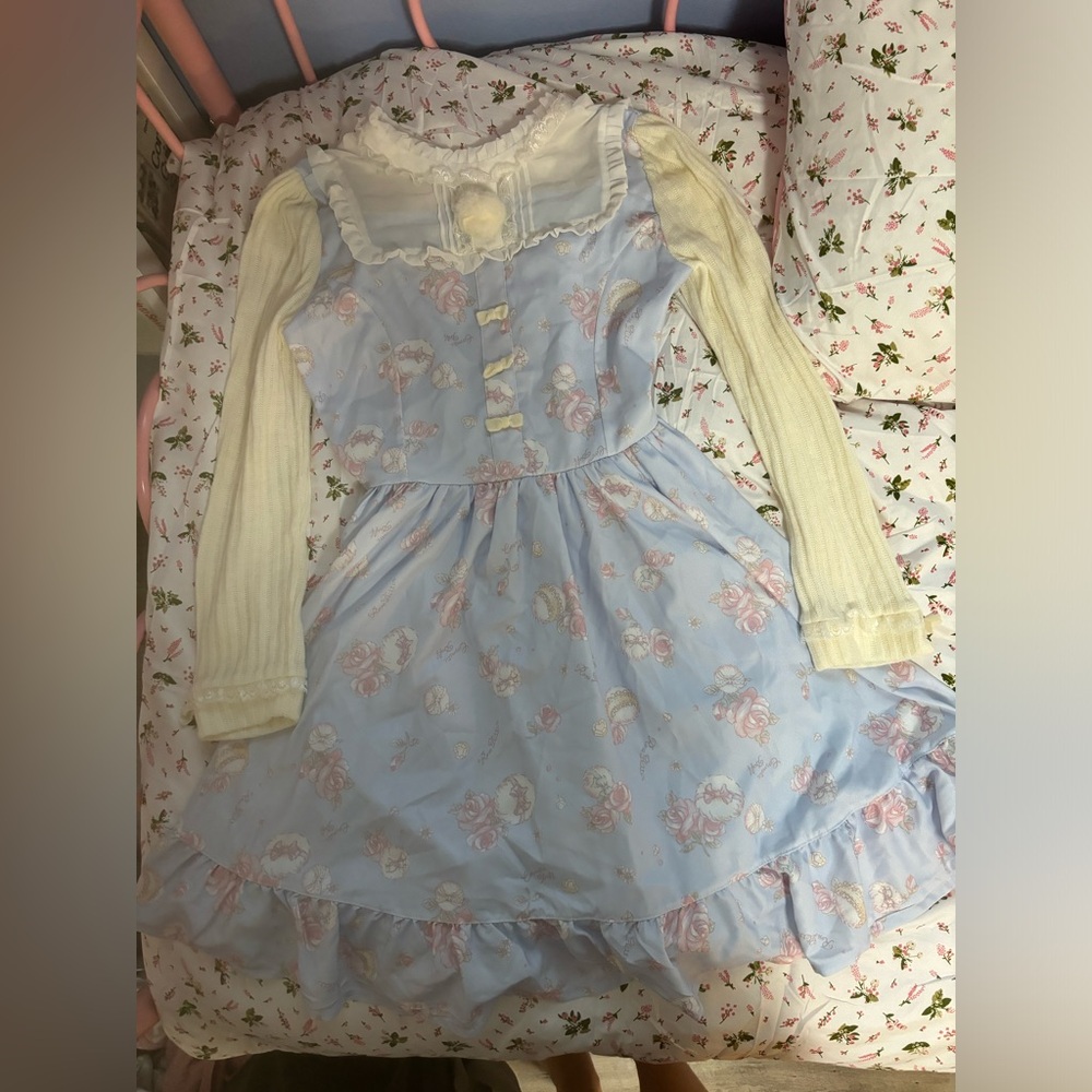 This Liz Lisa Lolita Dress has a very cute Powder Puff design in the fabric.